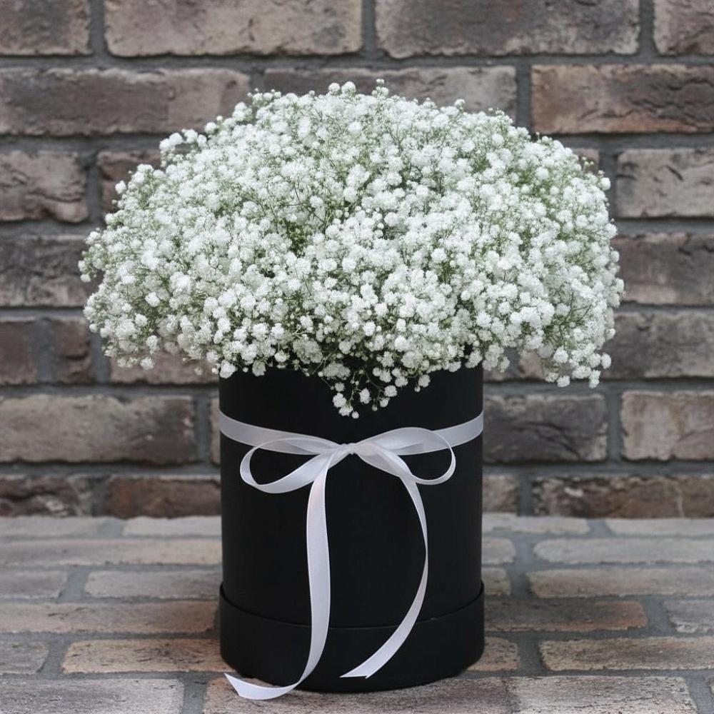 Цветочная композиция из Гипсофила в шляпной коробке в Орлово