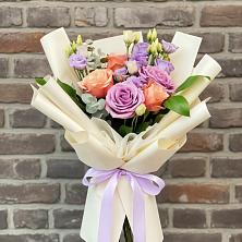 Букет цветов из:  Лизиантусы и Розы в Орлово