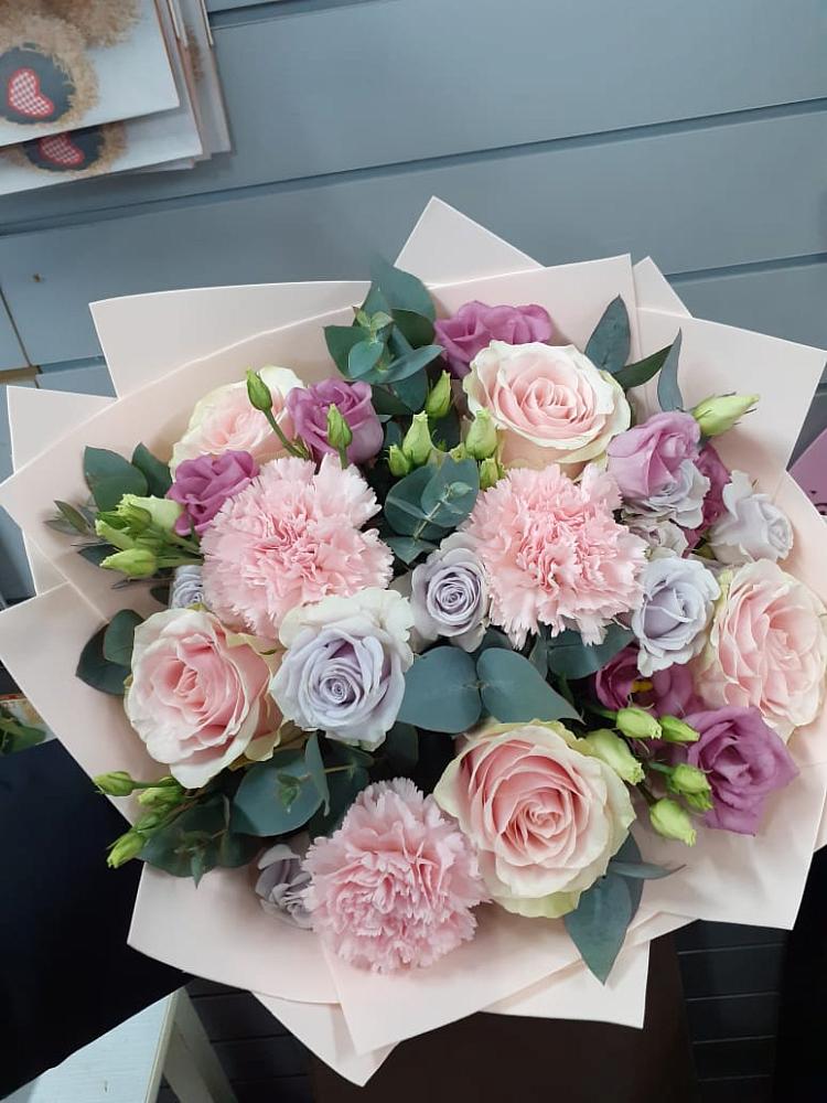 Букет цветов из: Розы, Гвоздики и Лизиантусы в Орлово